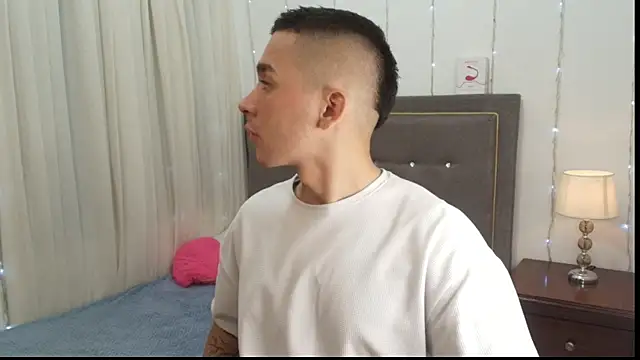 andeerr  online show from March 15, 2025, 8:43 pm