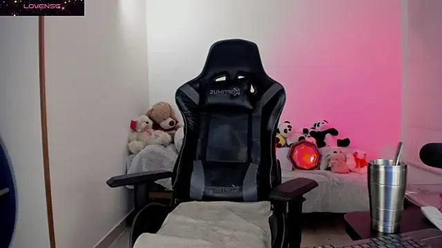 Biancastrongg online show from March 19, 2026, 1:49 am