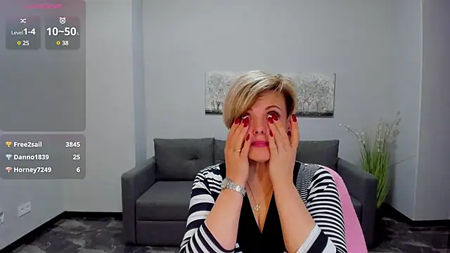 Julia Wilsone online show from March 4, 2025, 6:50 pm