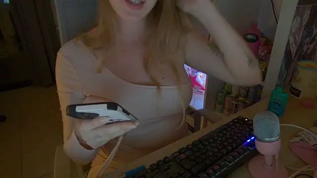 Snapshot of Pinkyladyxxx chatting on October 19, 2025, 8:00 pm Pinkyladyxxx online show from October 19, 2025, 8:00 pm