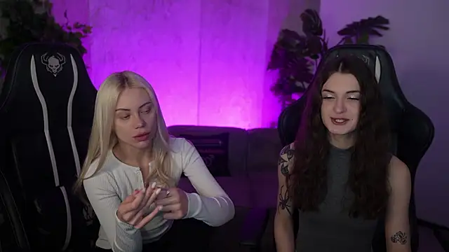 Snapshot of Britney054 chatting on February 15, 2026, 4:17 pm Britney054 online show from February 15, 2026, 4:17 pm