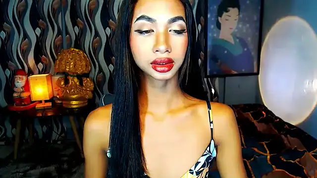 PrettyLatiina online show from January 7, 2025, 5:09 pm