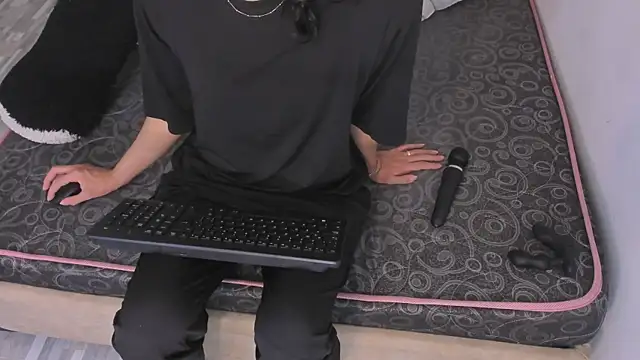 Black Rose2 online show from April 9, 2026, 11:38 am