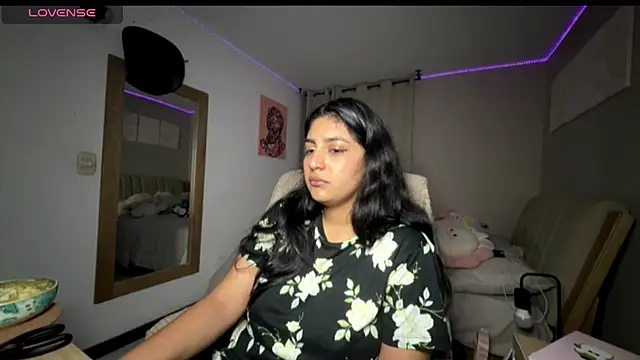Snapshot of cloe_small chatting on October 6, 2025, 3:40 am cloe small online show from October 6, 2025, 3:40 am