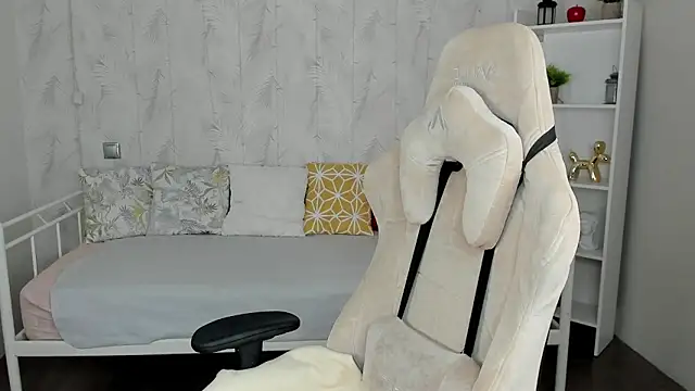 Polly  Cutie online show from October 12, 2025, 5:42 am