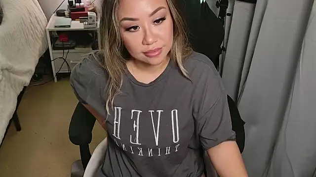 Snapshot of SpikedBella chatting on March 19, 2025, 11:57 pm SpikedBella online show from March 19, 2025, 11:57 pm