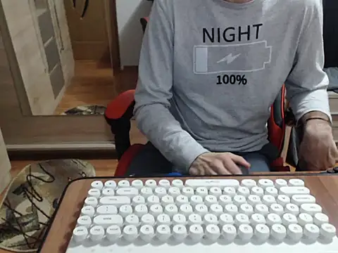 uncutguy01 online show from October 10, 2025, 4:46 am