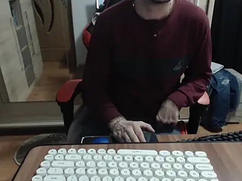 uncutguy01 online show from November 6, 2025, 4:38 am