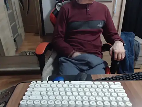 uncutguy01 online show from November 6, 2025, 4:44 pm