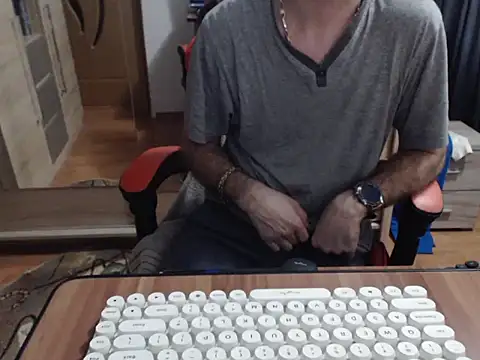 uncutguy01 online show from November 13, 2025, 5:33 am