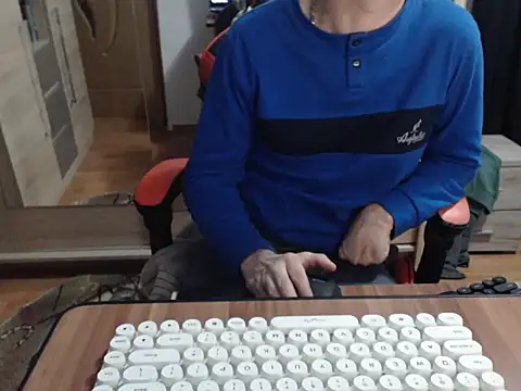 uncutguy01 online show from November 15, 2025, 4:11 pm