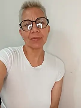 Snapshot of luz_bella chatting on December 9, 2024, 2:24 am luz bella online show from December 9, 2024, 2:24 am