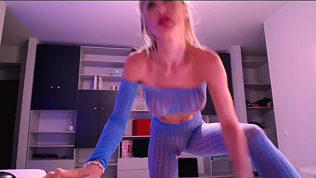 oxxxy    online show from September 30, 2025, 3:12 am