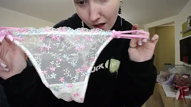 Snapshot of Kira_Bakker chatting on November 1, 2025, 4:34 pm Kira Bakker online show from November 1, 2025, 4:34 pm