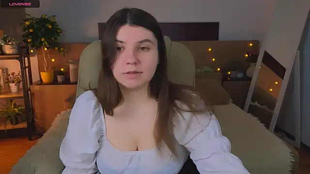 Snapshot of Viola__Shy chatting on May 5, 2026, 8:23 pm Viola Shy online show from May 5, 2026, 8:23 pm