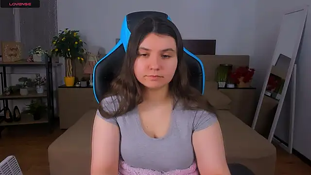 Snapshot of Viola__Shy chatting on February 3, 2026, 3:37 am Viola Shy online show from February 3, 2026, 3:37 am