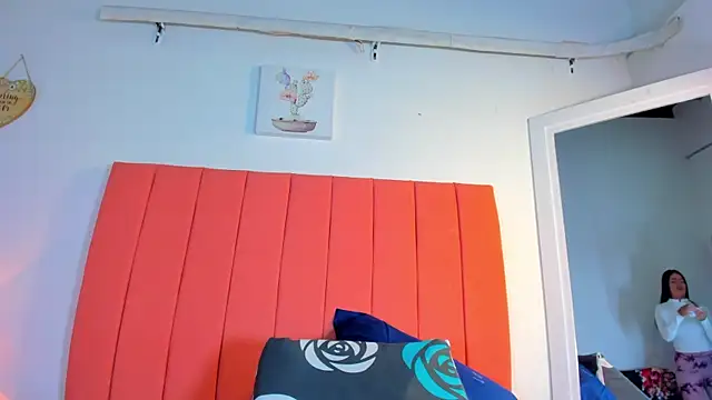 valen rose0 online show from September 12, 2025, 12:16 pm