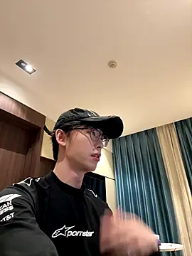 Snapshot of 1a1a1alll chatting on December 4, 2025, 3:11 pm 1a1a1alll online show from December 4, 2025, 3:11 pm