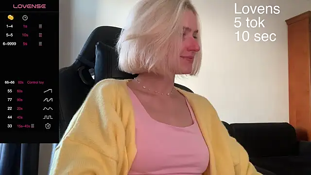 Snapshot of Sexy_Sweets chatting on September 24, 2025, 12:33 pm Sexy Sweets online show from September 24, 2025, 12:33 pm