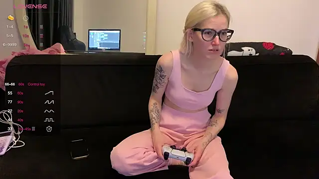 Snapshot of Sexy_Sweets chatting on October 6, 2025, 5:35 pm Sexy Sweets online show from October 6, 2025, 5:35 pm