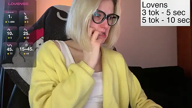 Snapshot of Sexy_Sweets chatting on November 26, 2025, 12:27 pm Sexy Sweets online show from November 26, 2025, 12:27 pm