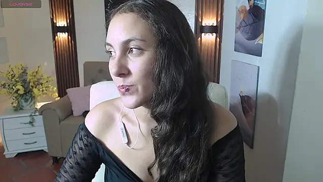 xlunna online show from October 24, 2025, 7:35 pm