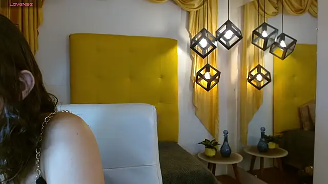 xlunna online show from November 29, 2025, 7:58 pm