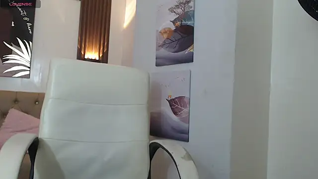 xlunna online show from September 26, 2025, 8:05 pm