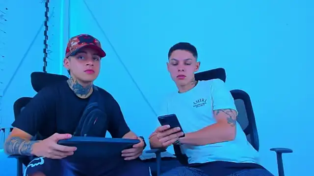 HOT boy2025 online show from November 4, 2025, 10:02 pm