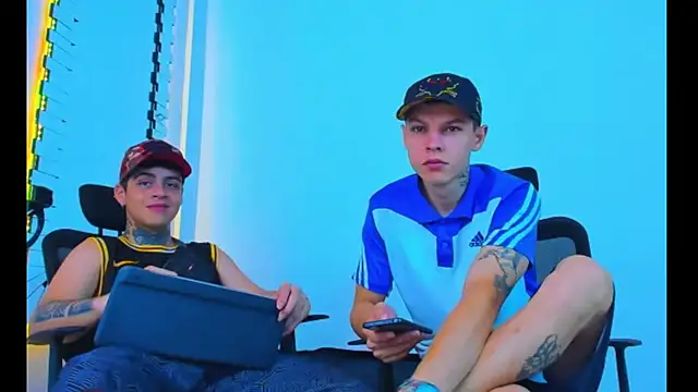 HOT boy2025 online show from November 30, 2025, 4:57 am