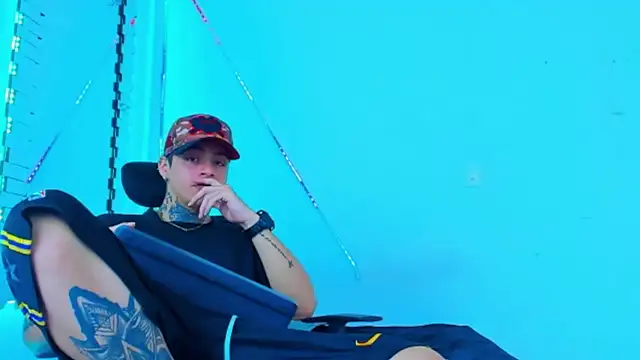 HOT boy2025 online show from October 12, 2025, 6:53 pm