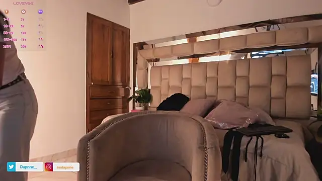 Dapnne  online show from October 23, 2025, 12:37 pm