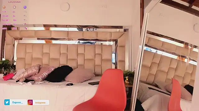 Dapnne  online show from October 15, 2025, 12:46 pm