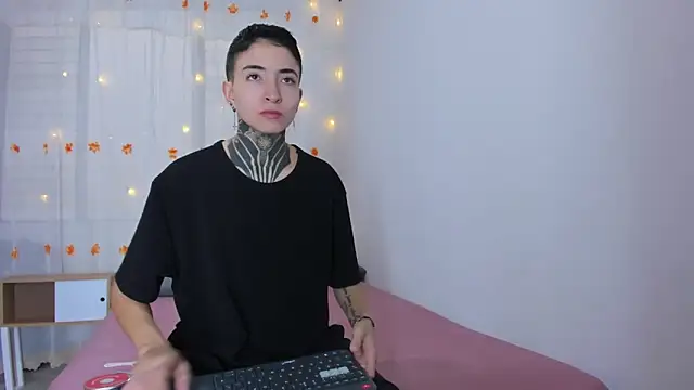 Tinny and Candy online show from November 2, 2025, 12:21 pm