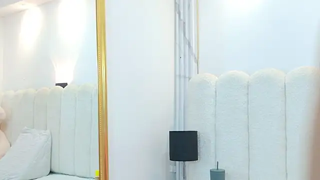 Juliabadlee online show from October 3, 2025, 8:21 pm