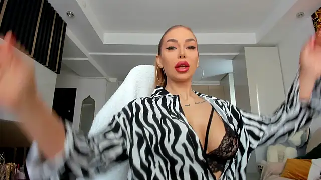 Snapshot of Alessa_Burns chatting on February 19, 2025, 7:17 am Alessa Burns online show from February 19, 2025, 7:17 am