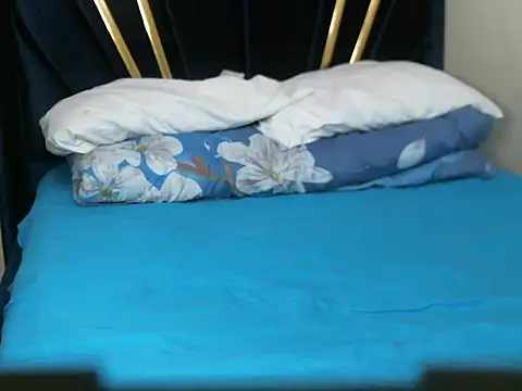 petite 12 online show from October 8, 2025, 7:32 am