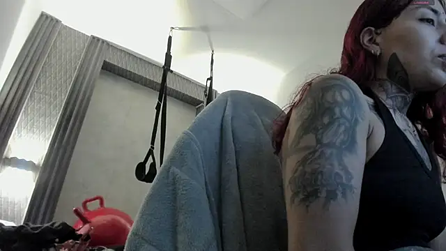 selene red  online show from December 4, 2025, 2:05 pm