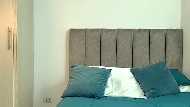 karina lewis  online show from April 7, 2026, 5:42 am