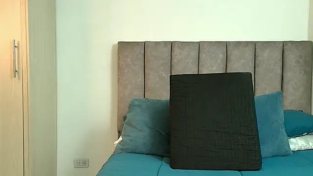 karina lewis  online show from April 10, 2026, 5:25 am