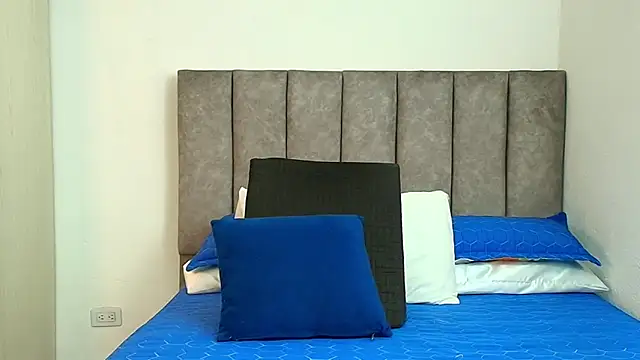 karina lewis  online show from November 5, 2025, 3:53 am