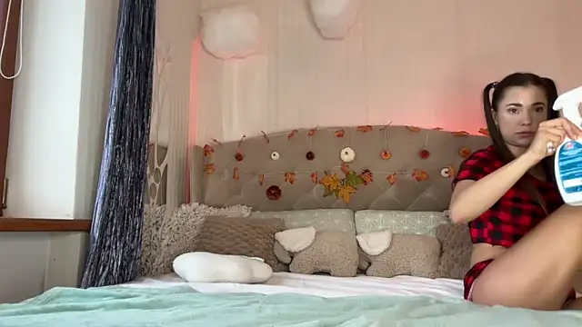 Mika Miller online show from October 12, 2025, 1:45 pm