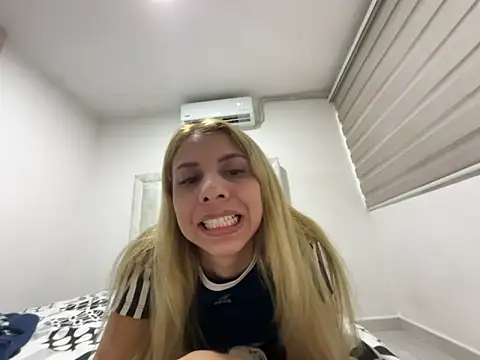 DollMagguie online show from May 19, 2026, 9:22 pm