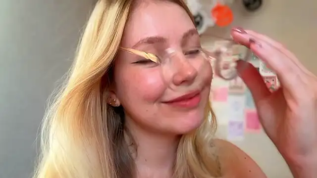 HoneyAudrey online show from October 20, 2025, 2:24 am