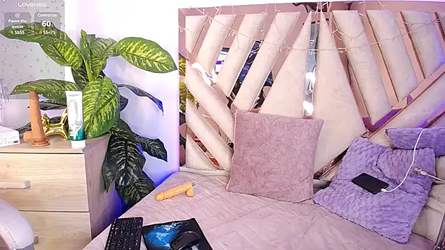 Camille jhonson online show from March 18, 2025, 4:39 pm