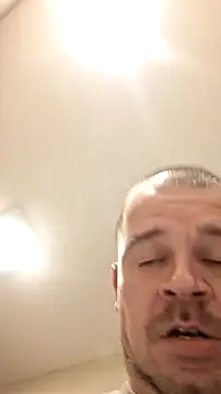 Davo84123 online show from December 18, 2025, 10:35 pm