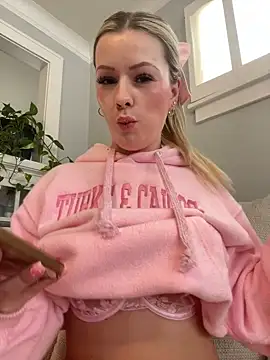 Snapshot of LoveShae_ chatting on February 5, 2025, 10:01 pm LoveShae online show from February 5, 2025, 10:01 pm