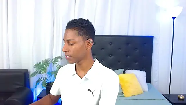 maiki18  online show from November 8, 2025, 1:58 pm