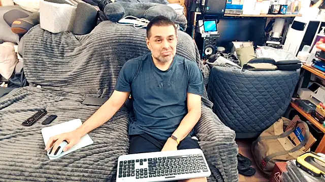 Snapshot of ClampMaster chatting on October 18, 2025, 11:51 pm ClampMaster online show from October 18, 2025, 11:51 pm