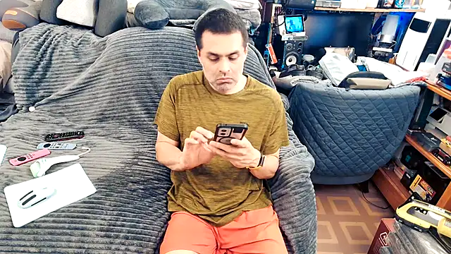 Snapshot of ClampMaster chatting on October 4, 2025, 10:11 pm ClampMaster online show from October 4, 2025, 10:11 pm